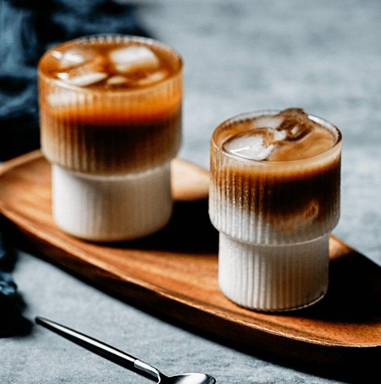 Carvallo – Lyxigt Ribbat Glass Set med Stilig Charm