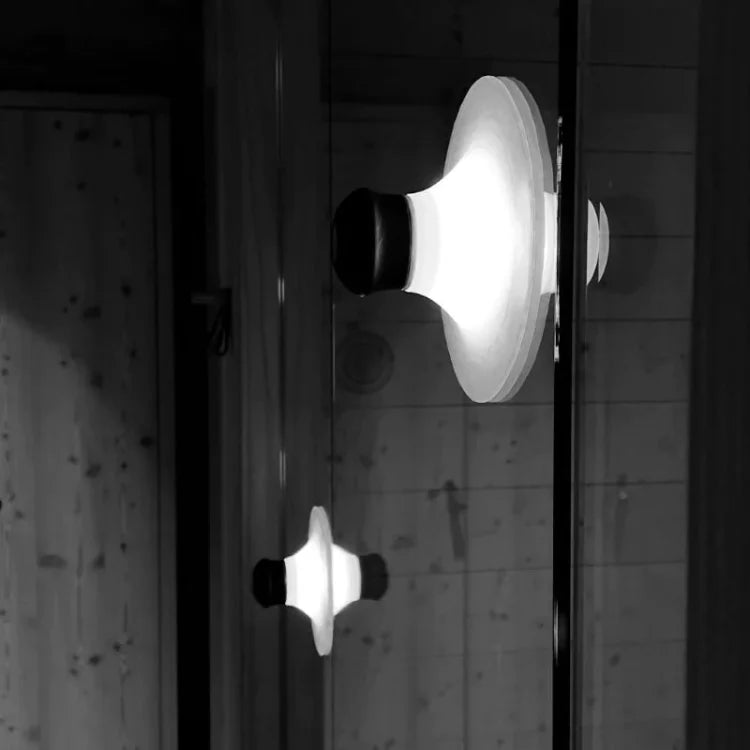 Vägglampa med uppladdningsbar sugmontering LED