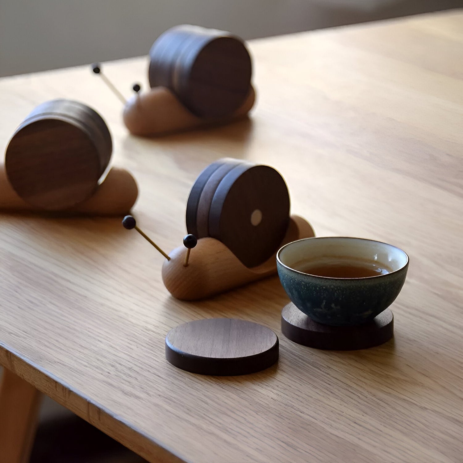 Valnötsträ Snigel Te- och Kaffekoppsunderlägg - Söt Dekor