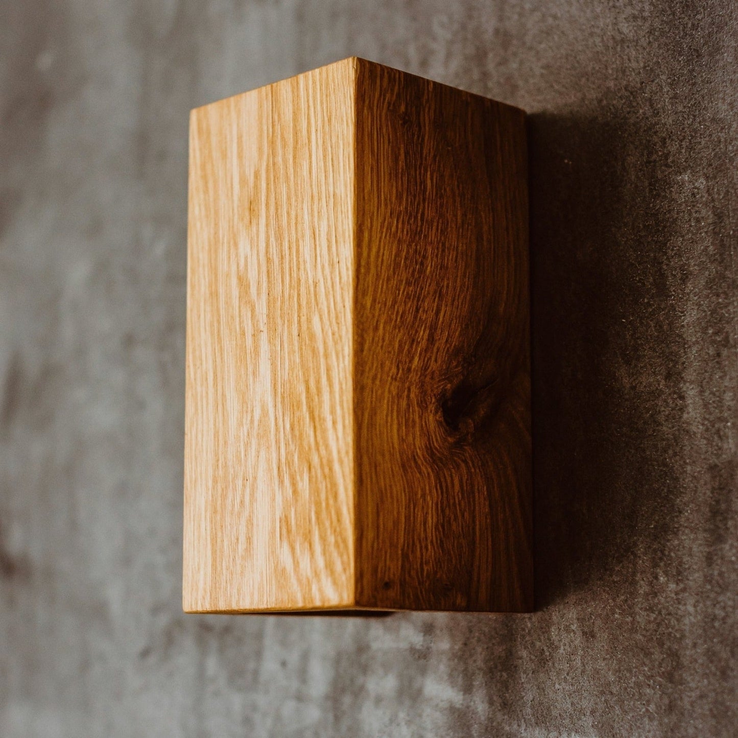 NordicGlow – Rustik Trä Vägglampa med LED Belysning för Vardagsrum och Sovrum