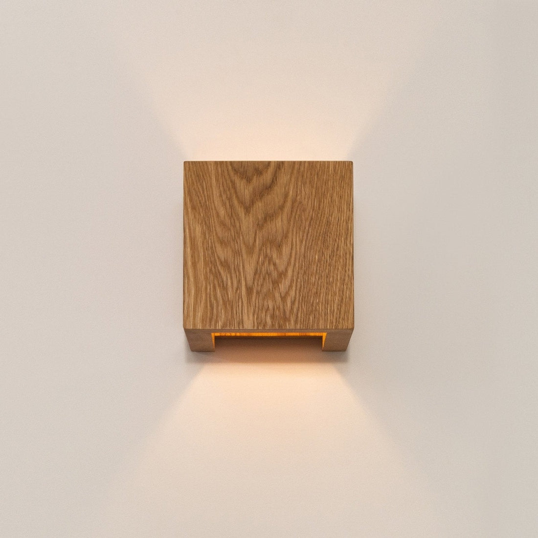 WoodGlow - Modern Trä Vägglampa av Ek med Varm Vitt Ljus