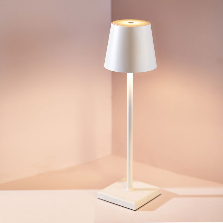 Aurora Luxe Bordslampa – Tidslös Elegans för Alla Interiörer