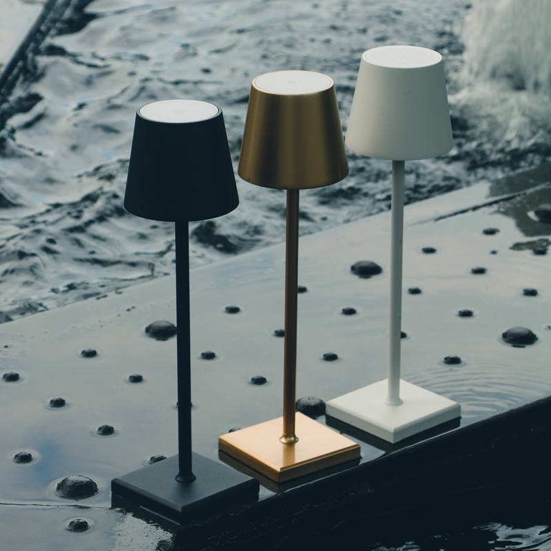Lång bordslampa med dimbar belysning
