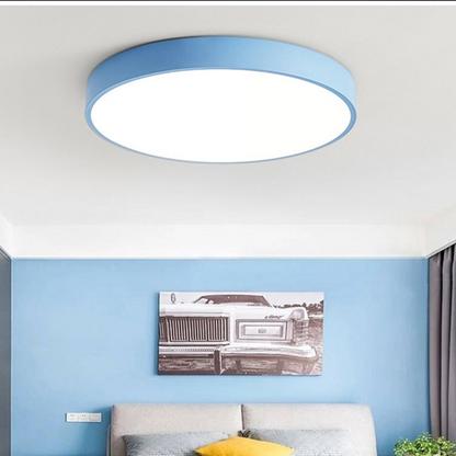 LED taklampa med träddetaljdesign
